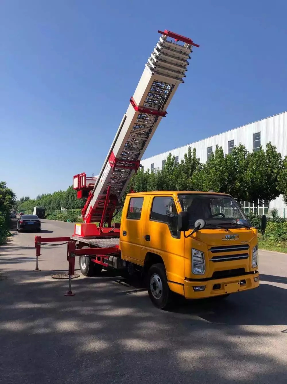 淄博周村附近的云梯车出租服务：轻松解决高空作业需求